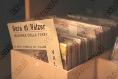 FAENZA, RAVENNA. ABITAZIONE DI FRANCESCO LEGA, COLLEZIONISTA DI DISCHI, MUSICASSETTE, LP, CD CHE RIGUARDANO MUSICISTI ROMAGNOLI. FOTOGRAFIE REALIZZATE NELL'AMBITO DELLA CAMPAGNA FOTOGRAFICA LISCIO@MUSEUM 2008, MUSEO DELLA MUSICA E DEL BALLO TRADIZIONALI ROMAGNOLI. FOLK