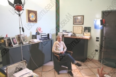 FAENZA (RAVENNA). UFFICI DELLA CASA DISCOGRAFICA ED EDIZIONI MUSICALI "GALLETTI BOSTON". INTERVISTA AD ANNA GALLETTI CHE INSIEME ALLA SORELLA ALESSANDRA DIRIGE LA CASA DISCOGRAFICA. GALLETTI BOSTON E' SPECIALIZZATA NELLA PRODUZIONE DI MUSICA DI ORCHESTRE DA BALLO E IN PARTICOLARE DI MUSICA LISCIO E FOLK. FOTOGRAFIE REALIZZATE NELL'AMBITO DELLA CAMPAGNA LISCIO@MUSEUM 2009, MUSEO DELLA MUSICA E DEL BALLO TRADIZIONALI ROMAGNOLI. FOLK. SET FOTOGRAFICO, FARI.