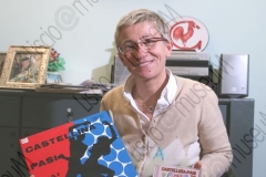 FAENZA (RAVENNA). UFFICI DELLA CASA DISCOGRAFICA ED EDIZIONI MUSICALI "GALLETTI BOSTON". INTERVISTA AD ANNA GALLETTI CHE INSIEME ALLA SORELLA ALESSANDRA DIRIGE LA CASA DISCOGRAFICA. GALLETTI BOSTON E' SPECIALIZZATA NELLA PRODUZIONE DI MUSICA DI ORCHESTRE DA BALLO E IN PARTICOLARE DI MUSICA LISCIO E FOLK. FOTOGRAFIE REALIZZATE NELL'AMBITO DELLA CAMPAGNA LISCIO@MUSEUM 2009, MUSEO DELLA MUSICA E DEL BALLO TRADIZIONALI ROMAGNOLI. FOLK. ALLA PARETE, IL DISCO D'ORO DELLA CASA DISCOGRAFICA RCA PER I DUE MILIONI DI COPIE VENDUTE DELL'ORCHESTRA CASTELLINA-PASI. ANNA GALLETTI MOSTRA UN LP, DISCO, 33 GIRI E UN CD DELL'ORCHESTRA CASTELLINA-PASI.