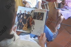 Cavriago (Reggio Emilia). Sala Civica Arduini, biblioteca comunale. Presentazioni di volumi dedicati alla musica popolare in Emilia-Romagna all'interno della manifestazione Taca dancer. Musica, stage, laboratori e disfide tra antiche orchestre per il recupero culturale del liscio delle origini. Andrea Bonvicini (con la camicia bianca), direttore artistico della manifestazione intervista Paola Sobrero, direttrice del Liscio@museuM di Savignano sul Rubicone, e presentano il volume Carlo Brighi. Suoni e immagini della Romagna tra '800 e '900.