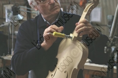 RIMINI. LABORATORIO DI LIUTERIA DEI FRATELLI MIGANI, DOVE VENGONO COSTRUITI ARTIGIANALMENTE VIOLINI, VIOLE E VIOLONCELLI. FERDINANDO MIGANI COSTRUISCE IL VIOLINO. FOTOGRAFIE REALIZZATE NELL'AMBITO DELLA CAMPAGNA LISCIO@MUSEUM 2008, MUSEO DELLA MUSICA E DEL BALLO TRADIZIONALI ROMAGNOLI. FOLK