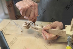 RIMINI. LABORATORIO DI LIUTERIA DEI FRATELLI MIGANI, DOVE VENGONO COSTRUITI ARTIGIANALMENTE VIOLINI, VIOLE E VIOLONCELLI. FERDINANDO MIGANI COSTRUISCE IL VIOLINO. SISTEMAZIONI DEI PIROLI NELLA CAVIGLIERA. FOTOGRAFIE REALIZZATE NELL'AMBITO DELLA CAMPAGNA FOTOGRAFICA LISCIO@MUSEUM 2008, MUSEO DELLA MUSICA E DEL BALLO TRADIZIONALI ROMAGNOLI. FOLK