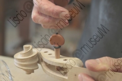 RIMINI. LABORATORIO DI LIUTERIA DEI FRATELLI MIGANI, DOVE VENGONO COSTRUITI ARTIGIANALMENTE VIOLINI, VIOLE E VIOLONCELLI. FERDINANDO MIGANI COSTRUISCE IL VIOLINO. SISTEMAZIONI DEI PIROLI NELLA CAVIGLIERA. FOTOGRAFIE REALIZZATE NELL'AMBITO DELLA CAMPAGNA FOTOGRAFICA LISCIO@MUSEUM 2008, MUSEO DELLA MUSICA E DEL BALLO TRADIZIONALI ROMAGNOLI. FOLK