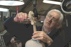 RIMINI. LABORATORIO DI LIUTERIA DEI FRATELLI MIGANI, DOVE VENGONO COSTRUITI ARTIGIANALMENTE VIOLINI, VIOLE E VIOLONCELLI. FERDINANDO MIGANI COSTRUISCE IL VIOLINO. SISTEMAZIONI DEI PIROLI NELLA CAVIGLIERA. FOTOGRAFIE REALIZZATE NELL'AMBITO DELLA CAMPAGNA LISCIO@MUSEUM 2008, MUSEO DELLA MUSICA E DEL BALLO TRADIZIONALI ROMAGNOLI. FOLK