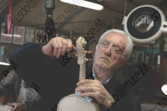 RIMINI. LABORATORIO DI LIUTERIA DEI FRATELLI MIGANI, DOVE VENGONO COSTRUITI ARTIGIANALMENTE VIOLINI, VIOLE E VIOLONCELLI. FERDINANDO MIGANI COSTRUISCE IL VIOLINO. SISTEMAZIONI DEI PIROLI NELLA CAVIGLIERA. FOTOGRAFIE REALIZZATE NELL'AMBITO DELLA CAMPAGNA LISCIO@MUSEUM 2008, MUSEO DELLA MUSICA E DEL BALLO TRADIZIONALI ROMAGNOLI. FOLK