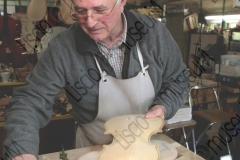 RIMINI. LABORATORIO DI LIUTERIA DEI FRATELLI MIGANI, DOVE VENGONO COSTRUITI ARTIGIANALMENTE VIOLINI, VIOLE E VIOLONCELLI. PIERLUIGI MIGANI COSTRUISCE LA CASSA ARMONICA DI UN VIOLINO. FOTOGRAFIE REALIZZATE NELL'AMBITO DELLA CAMPAGNA LISCIO@MUSEUM 2008, MUSEO DELLA MUSICA E DEL BALLO TRADIZIONALI ROMAGNOLI. FOLK