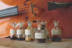 RIMINI. LABORATORIO DI LIUTERIA DEI FRATELLI MIGANI, DOVE VENGONO COSTRUITI ARTIGIANALMENTE VIOLINI, VIOLE E VIOLONCELLI. BOTTIGLIE CON LE SOSTANZE CHIMICHE PER SINTETIZZARE LA VERNICE, VIOLONCELLO. FOTOGRAFIE REALIZZATE NELL'AMBITO DELLA CAMPAGNA LISCIO@MUSEUM 2008, MUSEO DELLA MUSICA E DEL BALLO TRADIZIONALI ROMAGNOLI. FOLK