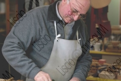 RIMINI. LABORATORIO DI LIUTERIA DEI FRATELLI MIGANI, DOVE VENGONO COSTRUITI ARTIGIANALMENTE VIOLINI, VIOLE E VIOLONCELLI. PIERLUIGI MIGANI COSTRUISCE LA CASSA ARMONICA DI UN VIOLINO. FOTOGRAFIE REALIZZATE NELL'AMBITO DELLA CAMPAGNA LISCIO@MUSEUM 2008, MUSEO DELLA MUSICA E DEL BALLO TRADIZIONALI ROMAGNOLI. FOLK